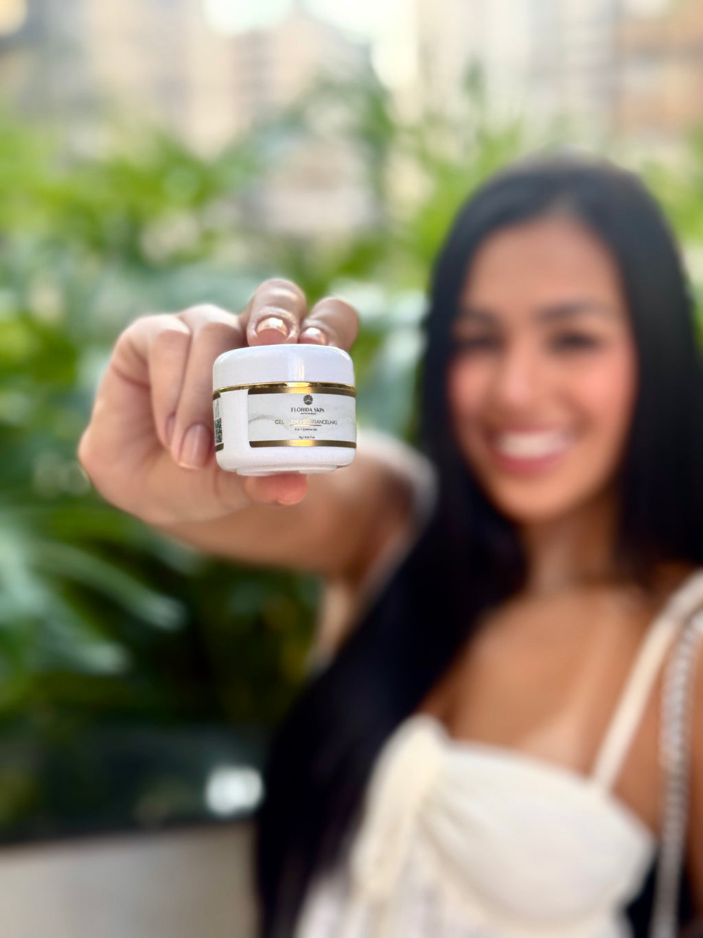 Aplicação do gel 3 em 1 Florida Skin com acabamento laminado, formula vegana e sobrancelhas perfeitamente alinhadas o dia todo